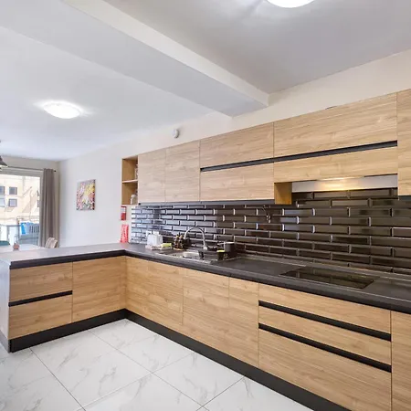 3-bedroom With Lift And Balcony, 아파트 *