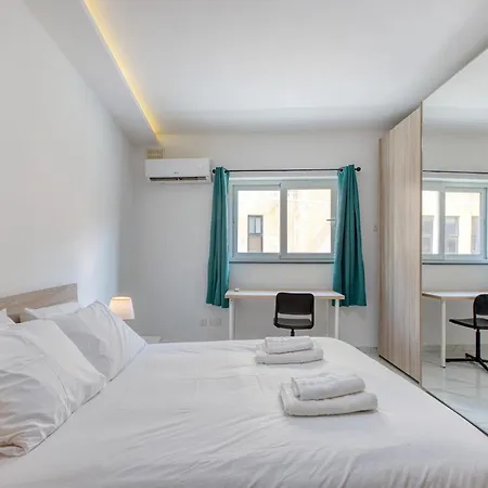 3-bedroom With Lift And Balcony, 아파트 *