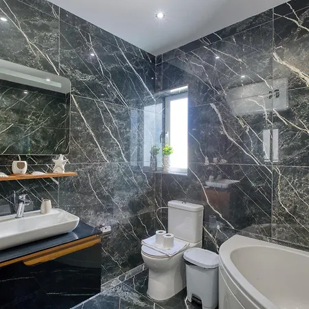 3-bedroom With Lift And Balcony, 아파트 *