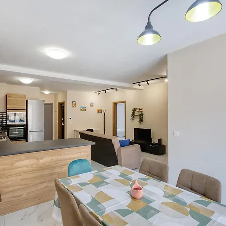 아파트 3-bedroom With Lift And Balcony, *