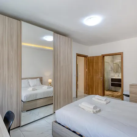3-bedroom With Lift And Balcony, * 비르키르카라