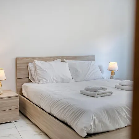 3-bedroom With Lift And Balcony, * 비르키르카라