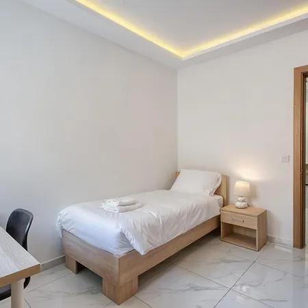 3-bedroom With Lift And Balcony, * 비르키르카라