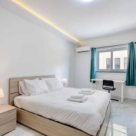 아파트 3-bedroom With Lift And Balcony,