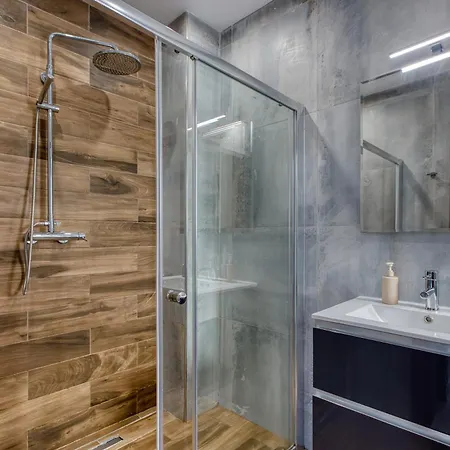 3-bedroom With Lift And Balcony, * 비르키르카라