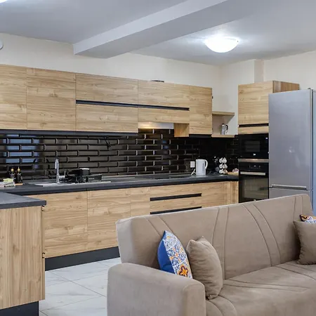 3-bedroom With Lift And Balcony, 비르키르카라