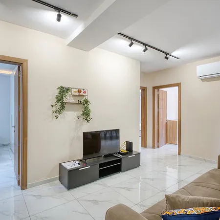 3-bedroom With Lift And Balcony, 公寓 比尔基卡拉