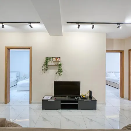 3-bedroom With Lift And Balcony, * 比尔基卡拉